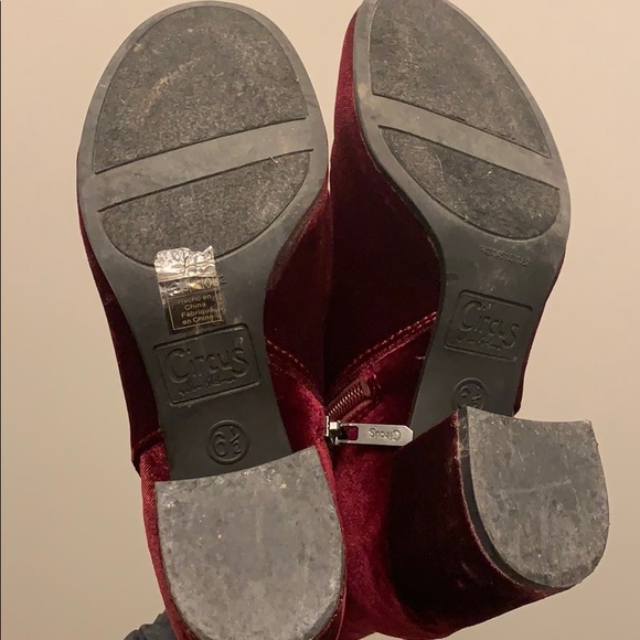 Red velvet booties - Picture 7 of 7